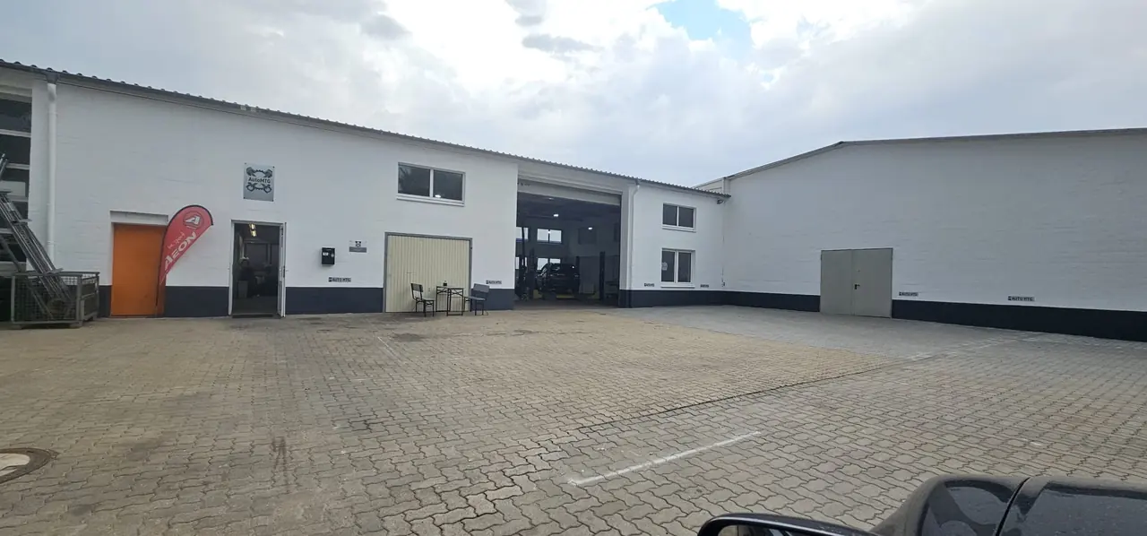 Hof und Werkstattgebäude von AutoMTG in Bad Oldesloe