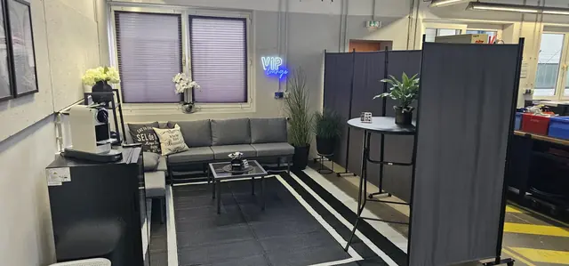 VIP-Lounge mit Sitzecke und Kaffee für wartende Kunden