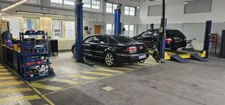 Fahrzeuge auf den Hebebühnen in der Kfz-Meisterwerkstatt