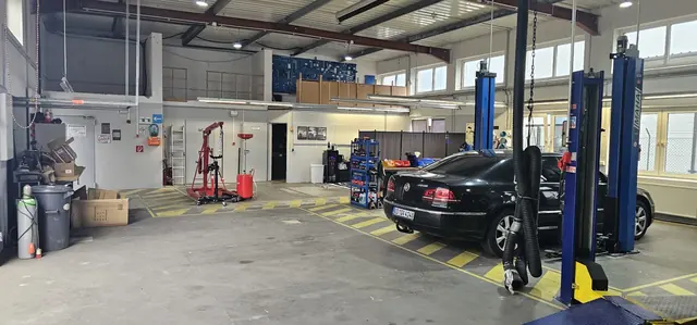 Werkstatthalle von AutoMTG mit Hebebühnen in Bad Oldesloe